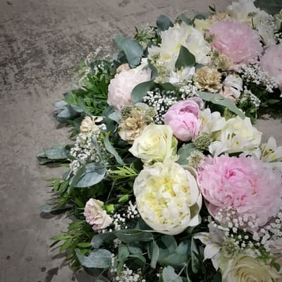 Båredekorasjon i rosa og hvitt