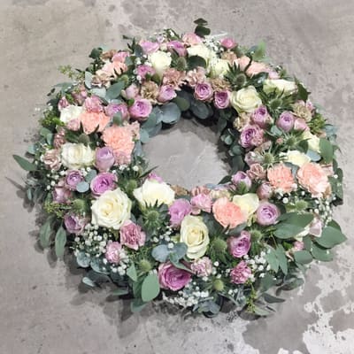 Krans i rosa, fersken og hvitt.