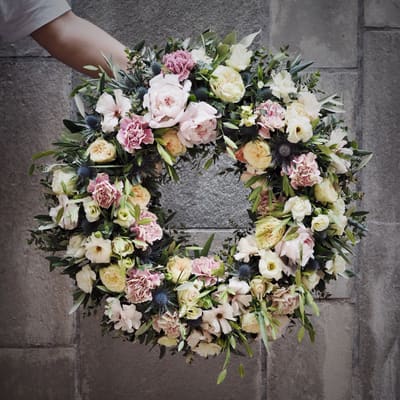 Sorgkrans i rosa og hvitt