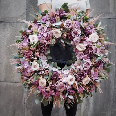 Sorgkrans i dus rosa og lilla
