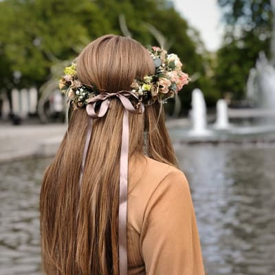 Brud sett bakfra med hodekrans av små blomster i håret