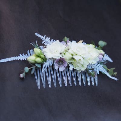 Hårkam pyntet med hvite blomster