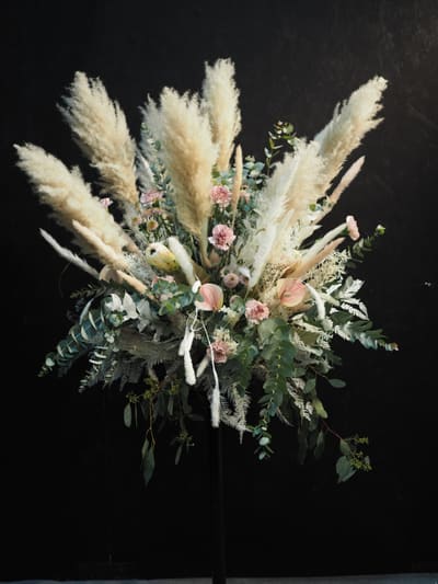 Oppsats med tørkede blomster og pampasgress.