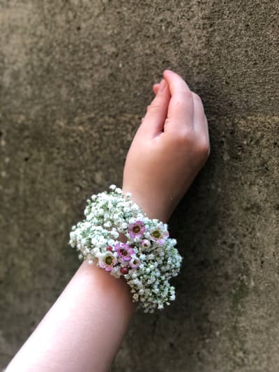 Håndleddskorsasje med små hvite blomster