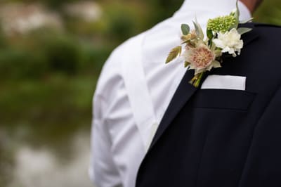 Knapphullsblomst på brudgommens jakkeslag